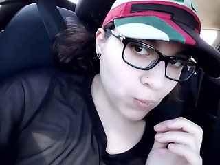 LilKiwwiMonster in CAR bating pink PUSSY, gets seat WET!